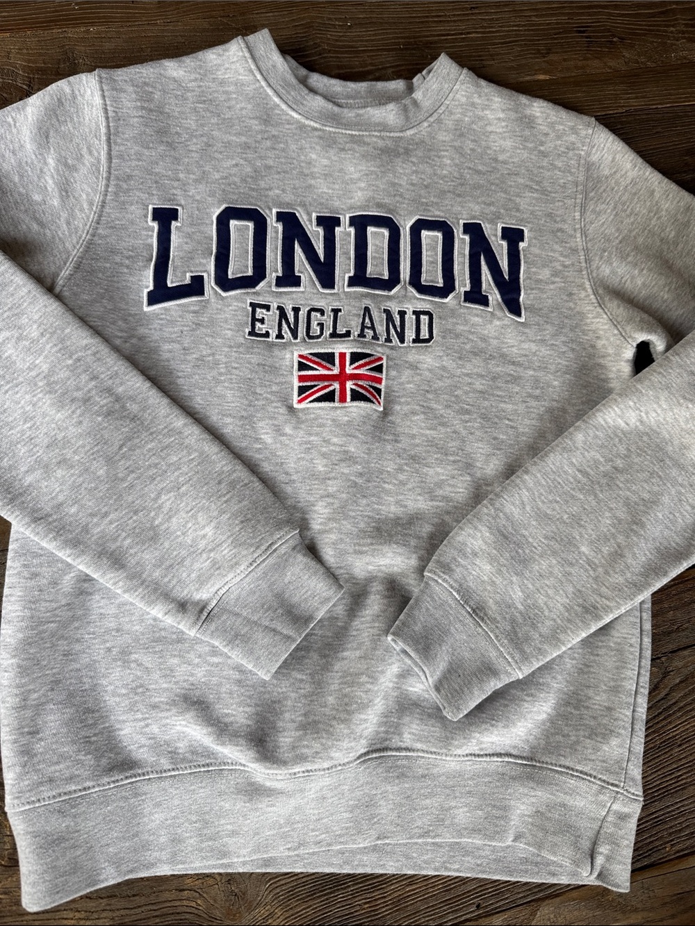 London England grey crew neck sweatshirt popover EUC size small‎